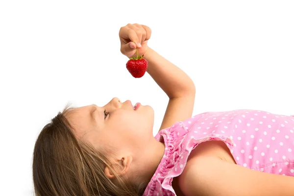 Ung flicka med en jordgubbe — Stockfoto