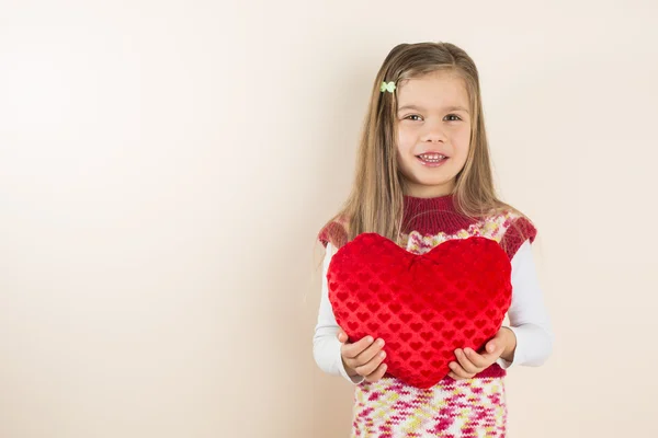 Chica con almohada en forma de corazón — Foto de Stock