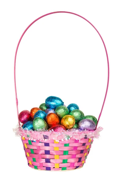 Cesta llena de huevos de Pascua de chocolate — Foto de Stock