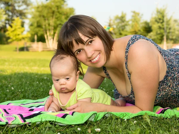 Anne ve bebek kız — Stok fotoğraf