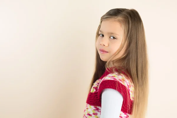 Ung flicka med hår, klädd i Stickad klänning — Stockfoto