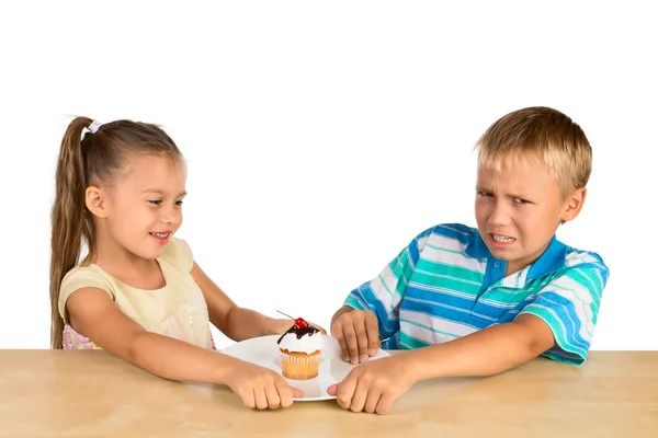 Kids and a cupcake — Stock Photo, Image