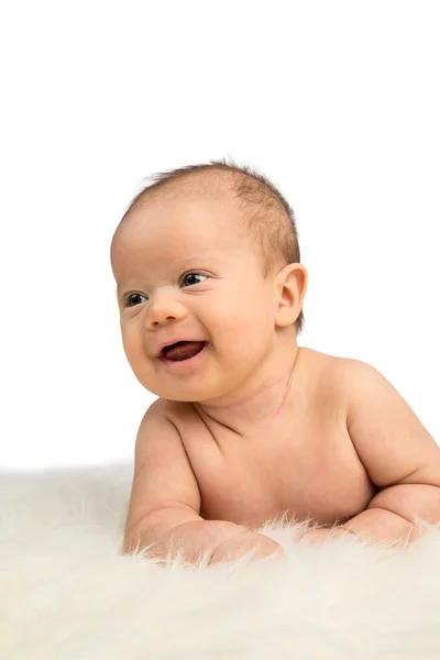 Karnı bir koyun derisi üzerinde yatan smling yeni doğan bebek kız — Stok fotoğraf