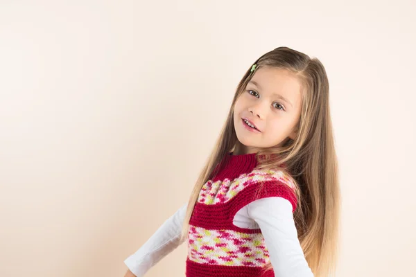 Rapunzel-ähnliches kleines Mädchen posiert im Strickkleid — Stockfoto