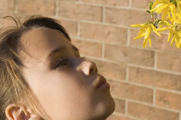 Girl Smells Flowers — Stock Photo, Image