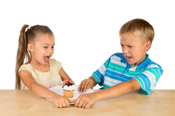 Kids and a cupcake — Stock Photo, Image