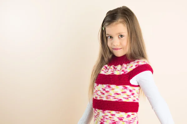 Jeune fille aux cheveux fluides, portant une robe tricotée — Photo