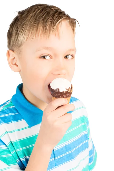Młody chłopiec jedzący lody — Zdjęcie stockowe