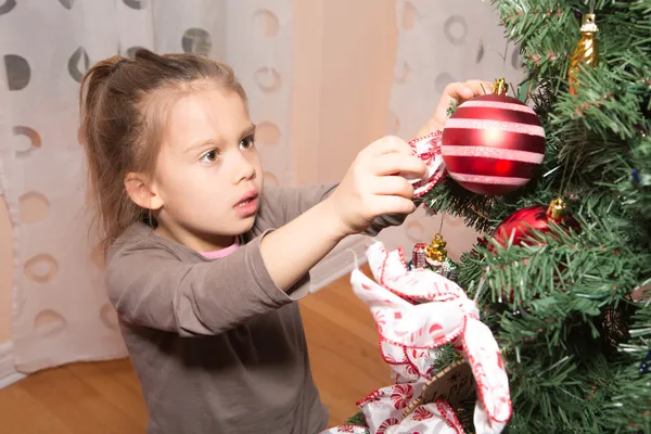 Mädchen schmücken Weihnachtsbaum — Stockfoto
