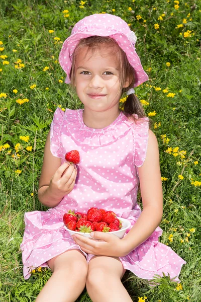 Leuk meisje eten aardbeien — Stockfoto