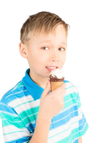 Молодий хлопчик їсть морозиво — стокове фото