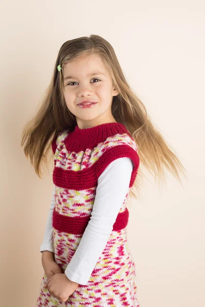 니트 드레스에 흐르는 머리를 가진 어린 소녀 — 스톡 사진
