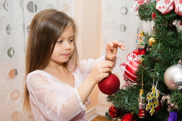 Menina decoração árvore de Natal — Fotografia de Stock