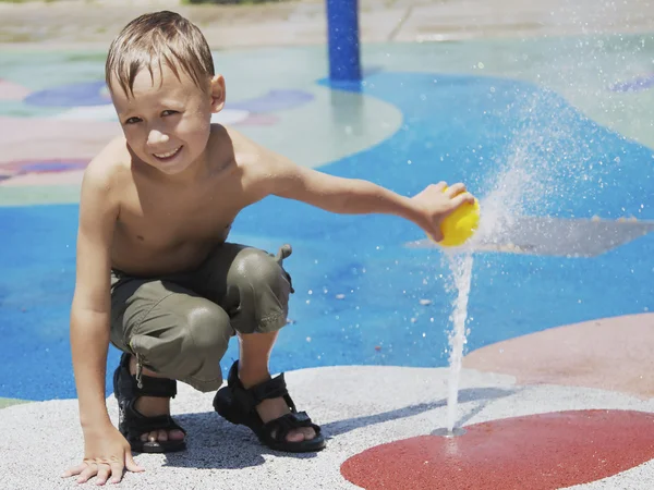 Ung pojke på splash zone — Stockfoto