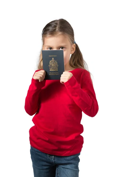 年轻的女孩，她脸庞背后加拿大护照 — 图库照片