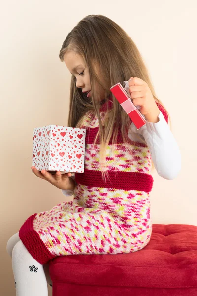 Mladá dívka s valentine dárek — Stock fotografie