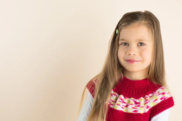 Junges Mädchen mit wallenden Haaren, im Strickkleid — Stockfoto