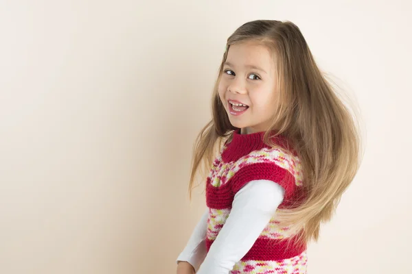 Menina com cabelo de fluxo, em vestido de malha — Fotografia de Stock