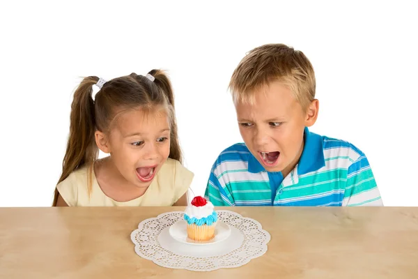 Kids and a cupcake — Stock Photo, Image