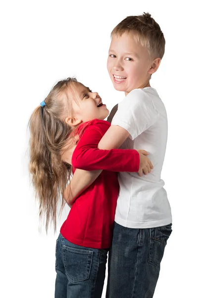 Мальчик и девочка обнимаются — стоковое фото