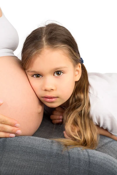 若い女の子と彼女の妊娠中のお母さん — ストック写真