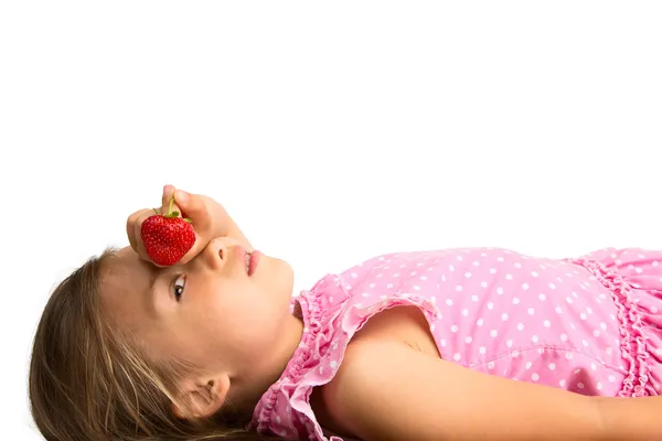 Menina com um morango — Fotografia de Stock