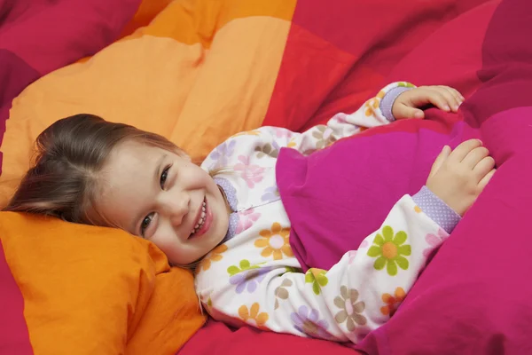 Niña en una cama —  Fotos de Stock