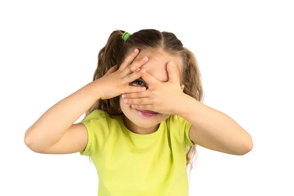 Niña cubriéndose los ojos, mirando a través de la brecha — Foto de Stock