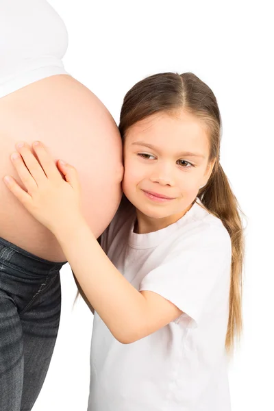 Klein meisje en haar zwangere moeder — Stockfoto