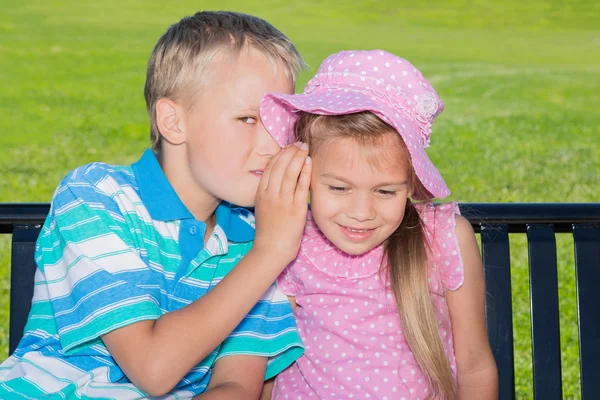 Hermano y hermana charlando — Foto de Stock