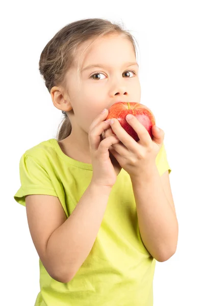 Ung flicka äter äpple — Stockfoto