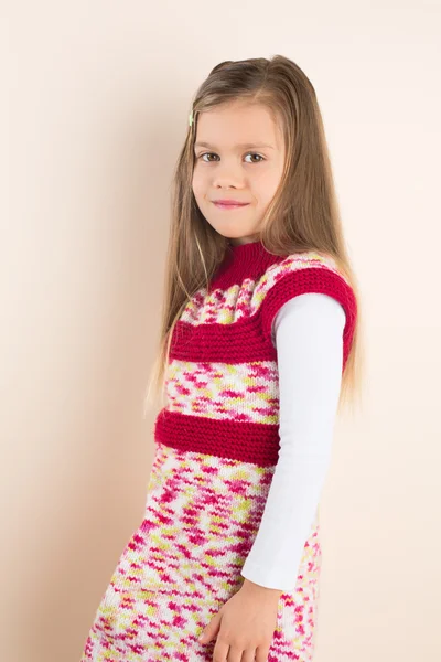 Hermosa chica con el pelo que fluye, usando vestido de punto — Foto de Stock