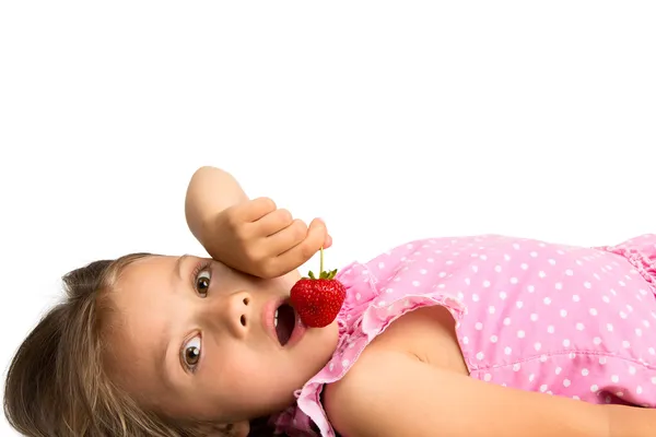Menina com um morango — Fotografia de Stock