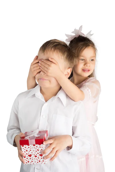 Chica cubriendo los ojos del niño — Foto de Stock