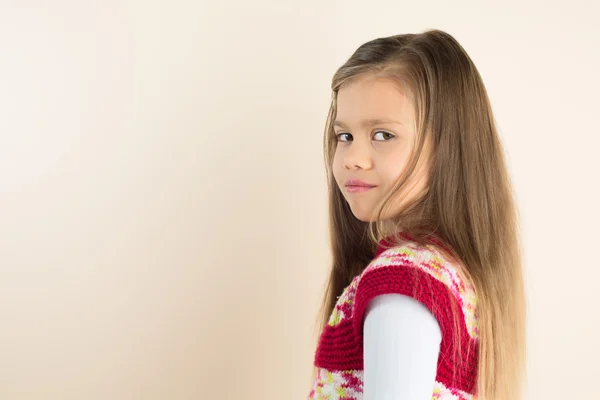 Jong meisje met stromen haar, gebreide jurk dragen — Stockfoto