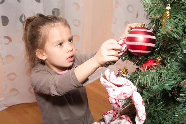 Menina decoração árvore de Natal — Fotografia de Stock