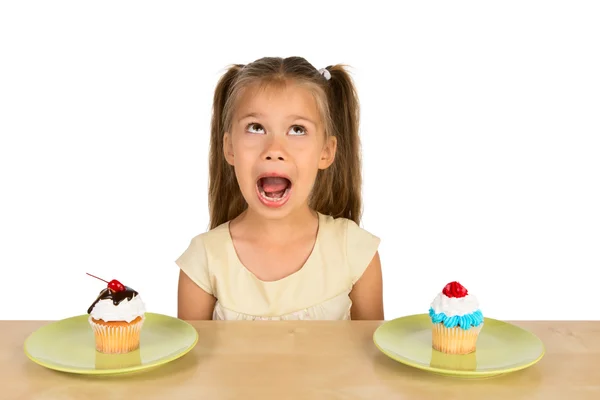 Flicka och två cupcakes — Stockfoto