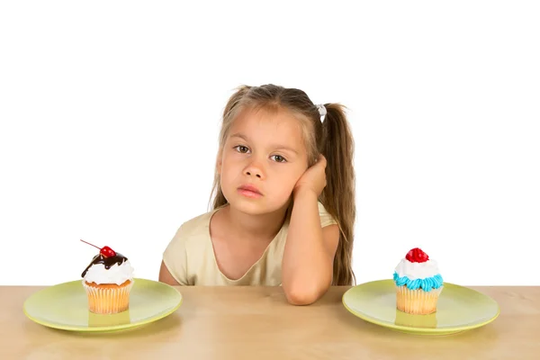 Menina e dois cupcakes — Fotografia de Stock