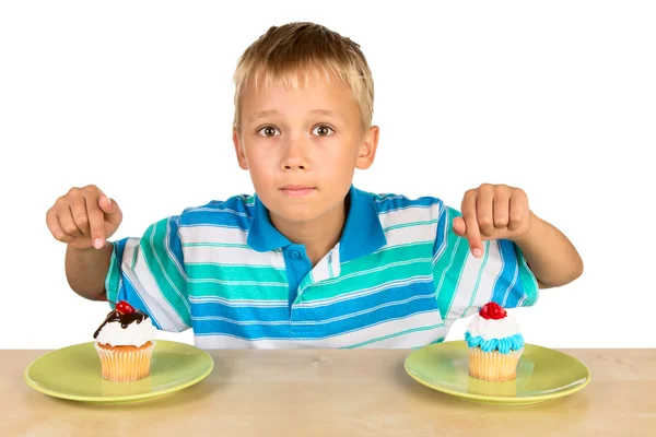 Pojke och två cupcakes — Stockfoto