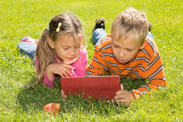 Een meisje en een jongen met tablet pc — Stockfoto