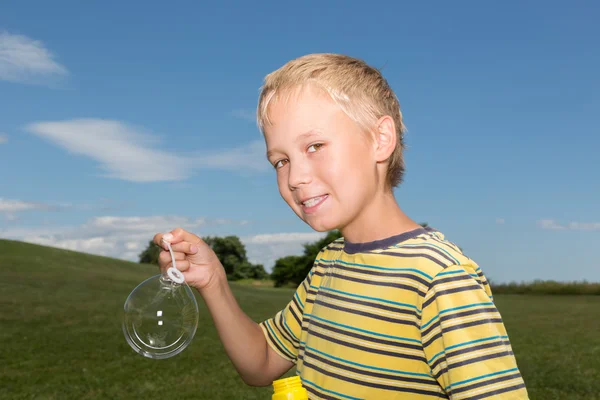 Niño haciendo burbujas — Foto de Stock