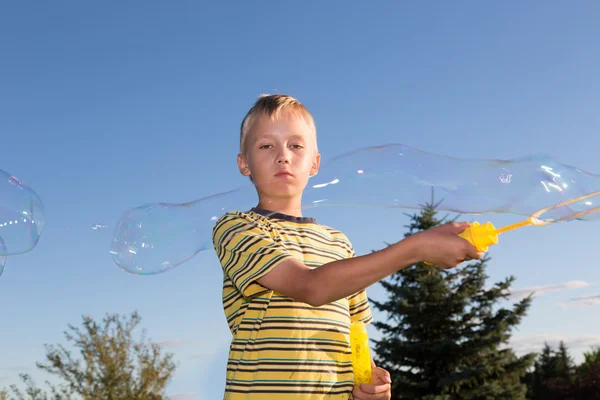 Niño haciendo burbuja gigante —  Fotos de Stock