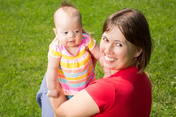 Mutter und ihre kleine Tochter — Stockfoto