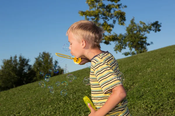 Jongen maken bubbels — Stockfoto