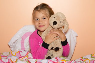 kız ve peluş köpek