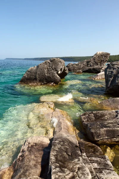 Rotsachtig strand — Stockfoto