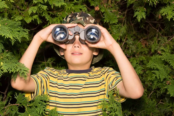 Niño con prismáticos — Foto de Stock