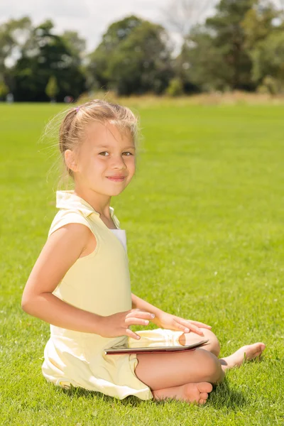 Menina com computador tablet — Fotografia de Stock