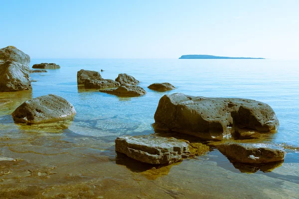 Rotsachtig strand — Stockfoto