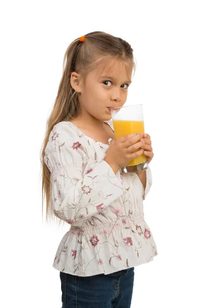 Menina com um copo de suco de laranja — Fotografia de Stock